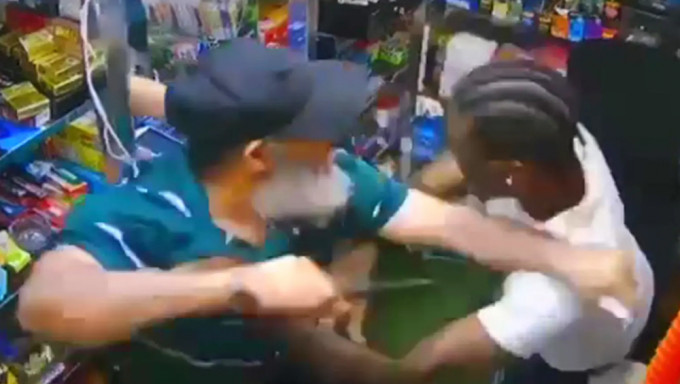 杂货店老头拿刀猛刺男顾客，只因一包薯片起了争执。