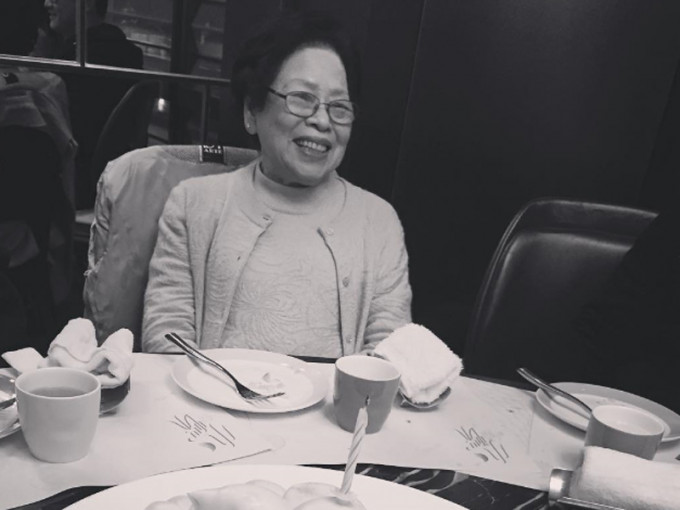 王梓轩嫲嫲病逝，梓轩在社交网上载了一张嫲嫲生前的黑白照。