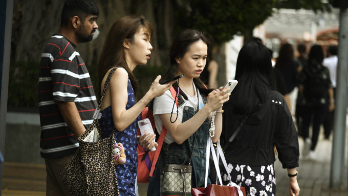 上半年约2100万人次访港 按年上升 64%   过夜旅客平均留港 3.2 晚