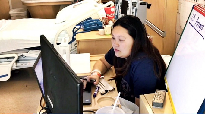 美國加州一位亞裔老師懷孕住院安胎仍選擇在病床上教授網課。網圖