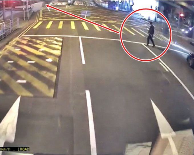 男子懷疑企圖持已燃點的汽油彈步向警總方向（紅圈及箭咀示）。