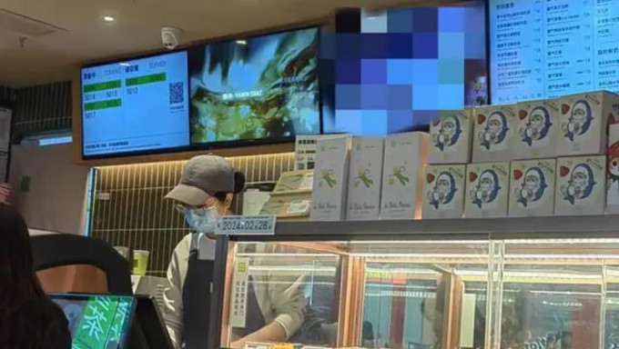 奈雪的茶西安某分店螢幕突播鹹片，店員懵然不知，顧客投訴先熄機。