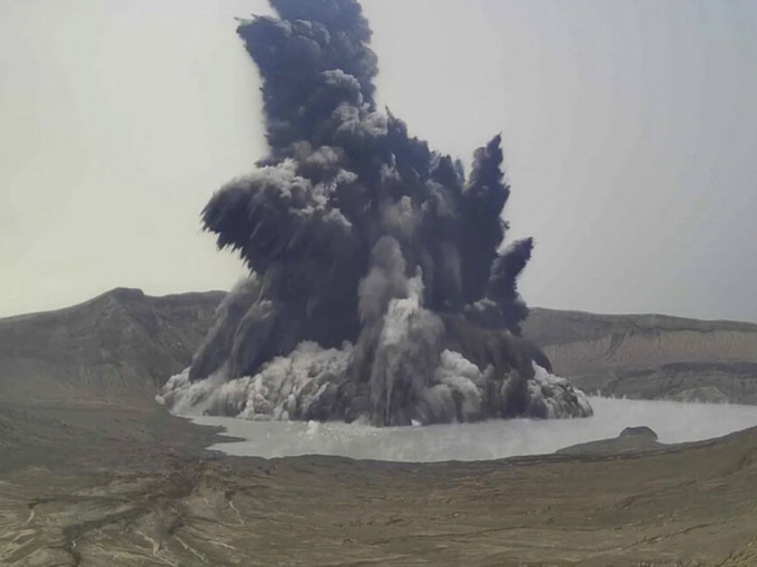 位于菲律宾首都马尼拉以南的塔阿尔火山继去年1月后再次喷发。美联社图片