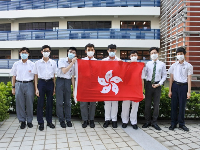 8名中学生代表香港，在网上举行的第6届国际大都会奥林匹克。政府新闻处