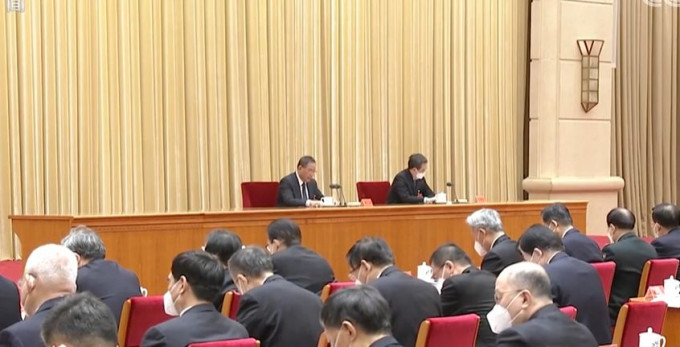 李强在中经会总结讲话丁薛祥陪同在主席台就坐。