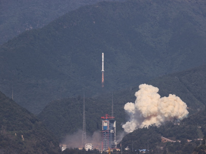 采取「一箭三星」的方式，成功将遥感三十五号3枚卫星发射升空。新华社