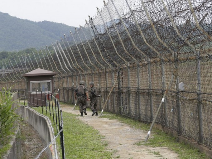 一名约20多岁的北韩男子轻松跨越两韩边界。AP资料图片