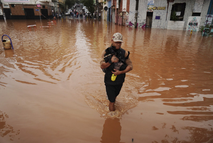 巴西近日遭受水灾，而积水很易引发登革热。