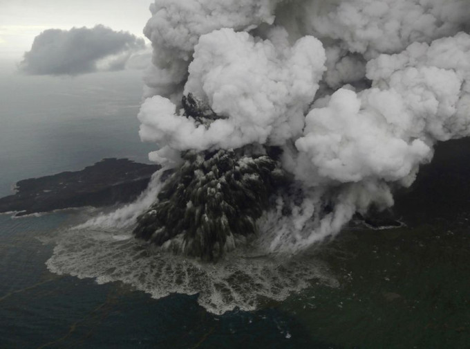 喀拉喀托之子火山的高度及體積在過去一週減少超過三分二。AP