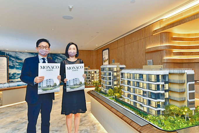 会德丰陈惠慈（右）表示，启德MONACO MARINE今天公开新价单，提供项目低座大楼单位。左为杨伟铭。