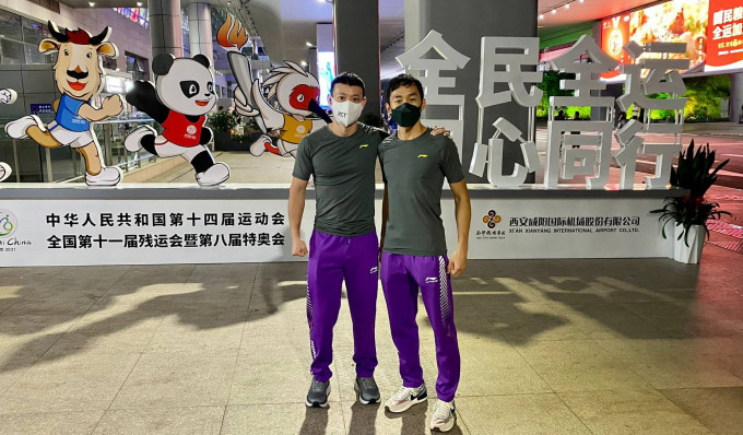 曹星如(右)与教练伍浩文已经抵达陕西省榆林市。 香港拳击总会图片