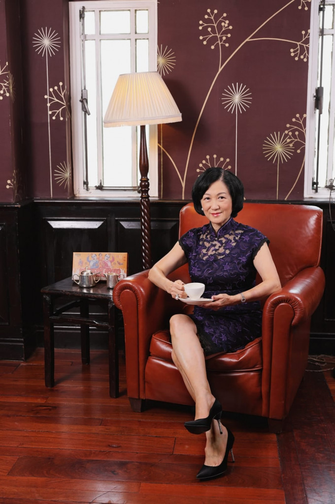 葉劉稱紫色旗袍於十多年前在杭州旅遊時購買。FB圖片