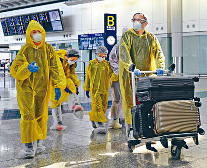 赶在昨天入境的旅客，都以全身雨衣眼罩装备防疫。
　　