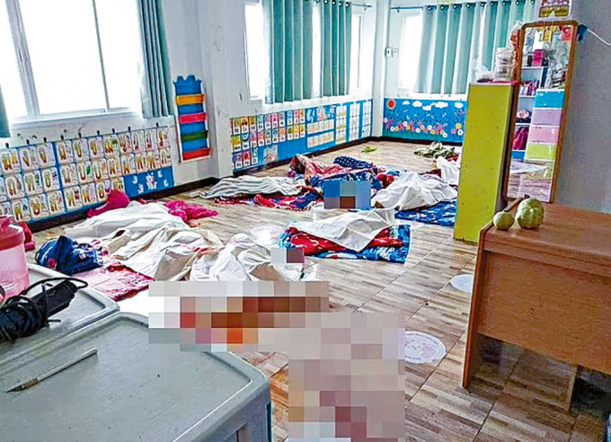 泰国农磨兰普府托儿所周四发生血案后，现场地上躺着多具尸体。