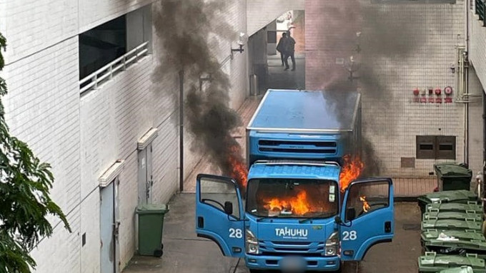 粉嶺貨車起火焚燒濃煙升半空 。網上圖片