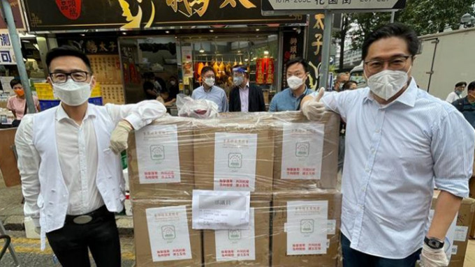 香港鐘表業總會捐2800份抗疫物資予有需要人士。