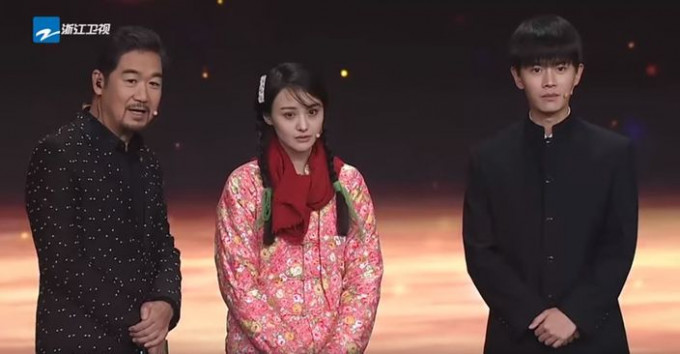 台上的張國立、鄭爽和任嘉倫睇緊章子怡、劉燁表演。