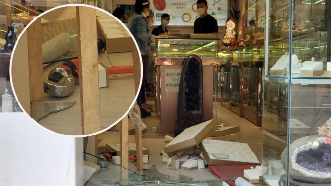 油麻地珠寶店遭爆竊，匪徒留下油壓工剪等工具。