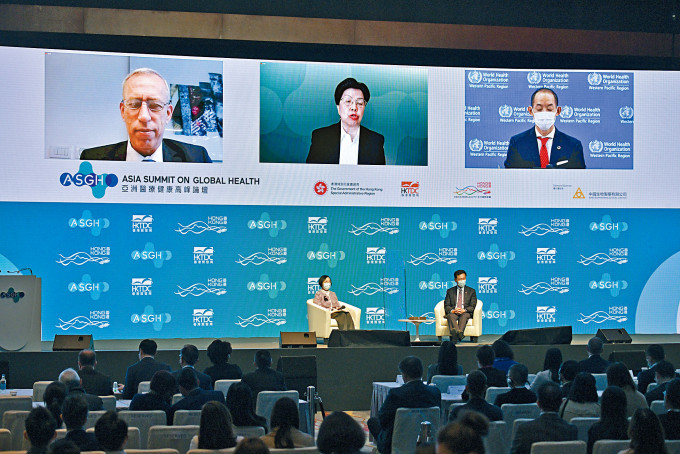 陈冯富珍（中）在视像会议中表示，打败疫情关键是提升全球疫苗接种。