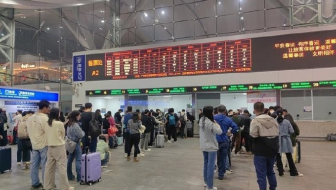 受雨雪冰凍天氣影響，深圳北站部分列車停運。