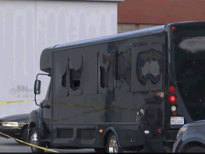 巴士被人开枪射击至少2死5伤。网图