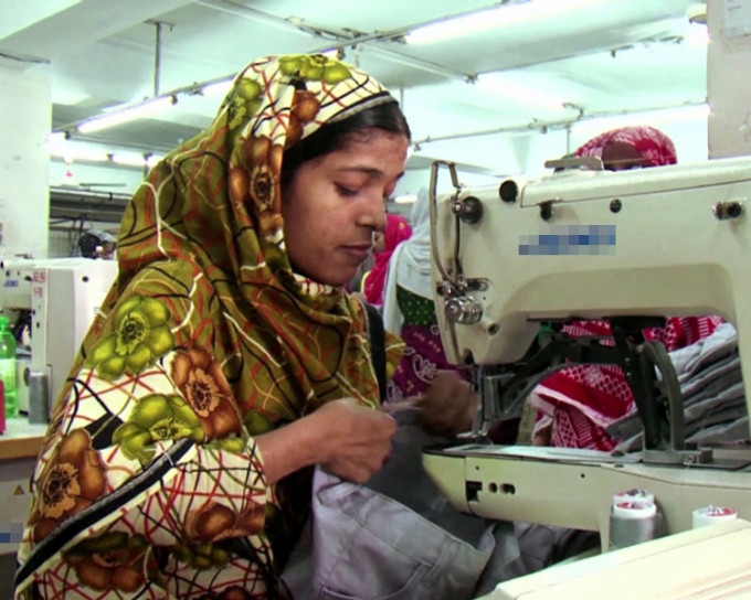 全球五大时装零售集团其中之一的行政总裁，4天的收入相等于一名孟加拉成衣工人毕生的收入。网图