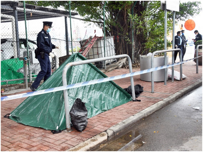 警方以帳篷遮蓋死者遺體。