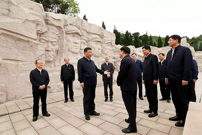 习主席在广西湘江参观红军长征湘江战役纪念馆。