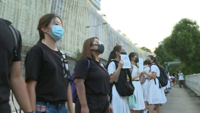 中学生九龙塘组成人链抗议。港台电视截图