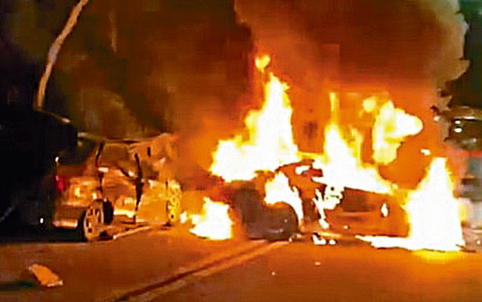 一辆私家车起火焚烧，旁边私家车有2名女乘客被困。  