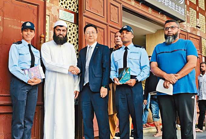 洪嘉伟警长、警员莎玛和阿南文在寺外进行防骗宣传，九龙清真寺暨伊斯兰中心总教长Muhammad Arshad对他们表示感谢。