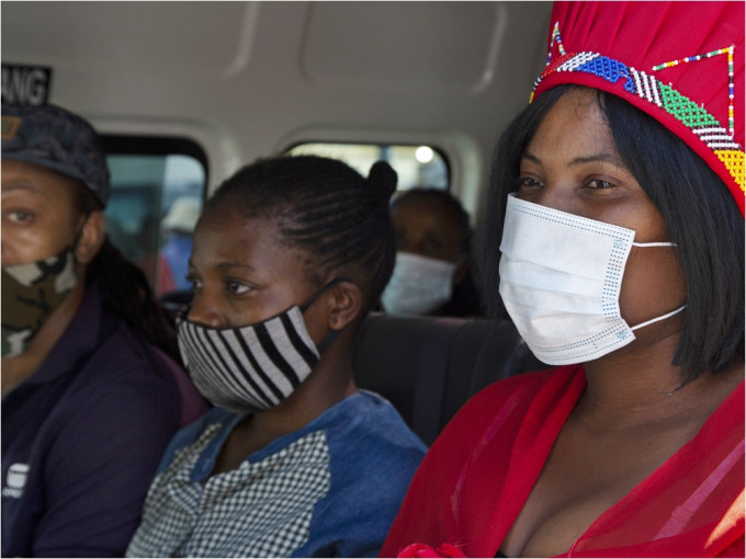 南非發現新變異新冠病毒，令感染人數急升。AP資料圖片