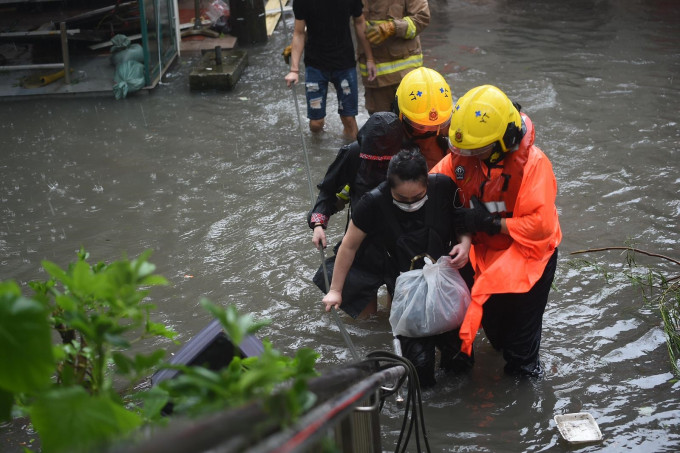 工会赞扬同事抵抗强风、力敌急流，尽心尽力救灾，与香港市民守护同行。 资料图片