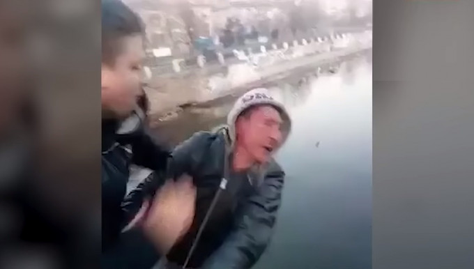 烏克蘭兩名男子為拍搞笑片段搏取點擊率，將一名陌生男子推落橋，對方因而不幸在河中溺斃。 影片截圖