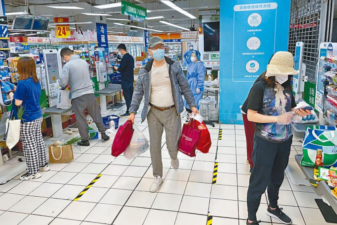 上海逐步解封，市民紛到超市購物。