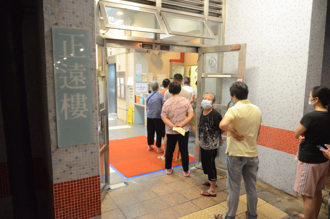 慈雲山慈正邨居民排隊接受唾液測試。 資料圖片