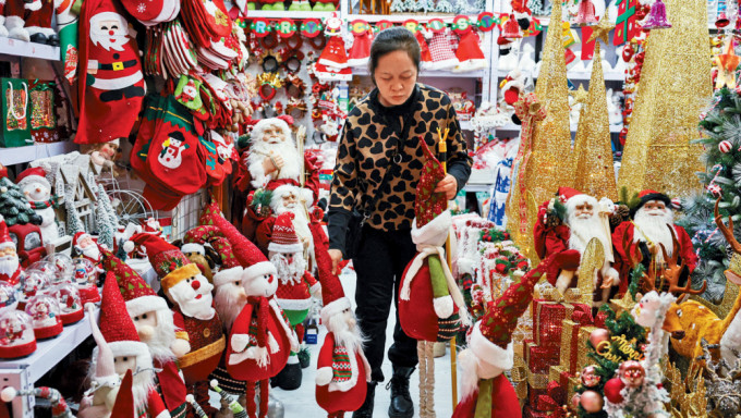 北京某商场圣诞装饰品摊位上，供应商正做产品分类。 路透社