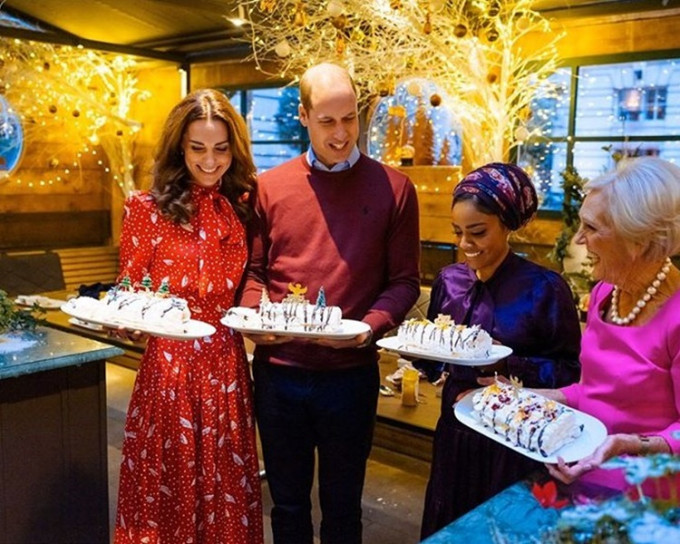 威廉王子及凯特持持圣诞大餐与主持等待人合照。IG