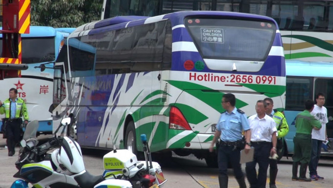 警员带走旅游巴司机调查（白衫者）。