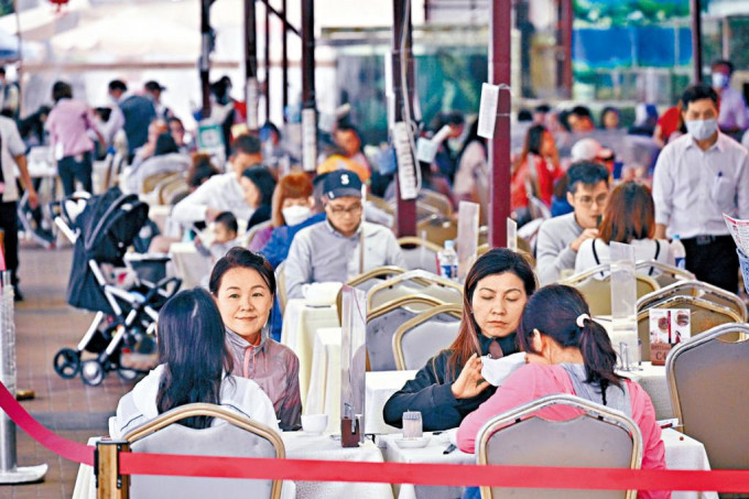 西貢海傍的海鮮酒家及西餐廳座無虛席，當中不乏一家大小及情侶。
