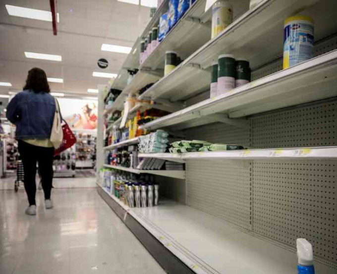 美國超市內的消毒用品亦被搶購一空。AP