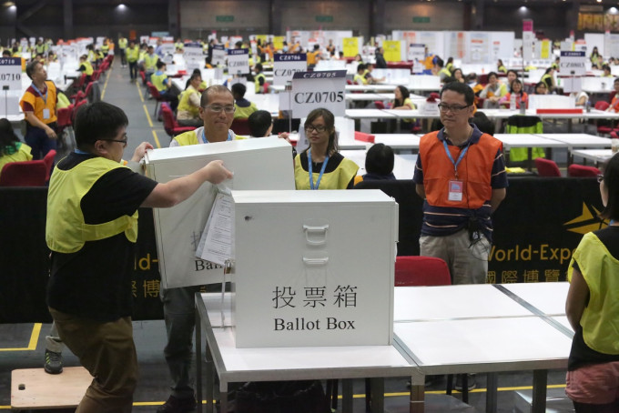 全国港澳研究会副会长刘兆佳认为，中央决心主导本港的选举改革。资料图片