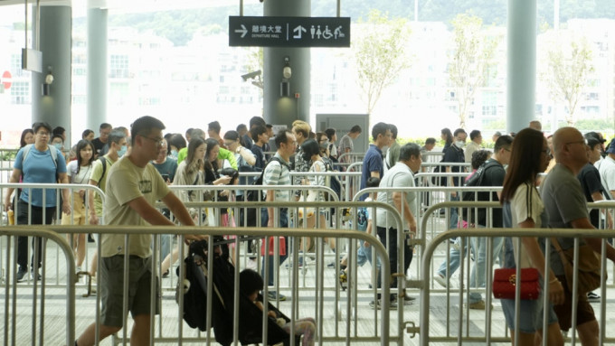 重陽節︱入境處：截至下午4時 近52萬港人出境 羅湖及落馬洲支線均逾11萬人