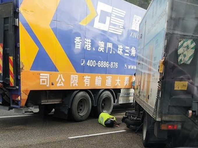 电单车被卷入其中一辆货车车底，铁骑士倒地受伤。Alex Chan图片。网图