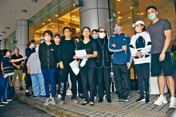 何鴻燊家人在醫院門外宣布死訊。