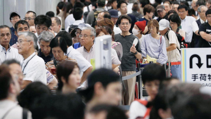 新千岁机场的人潮。 美联社