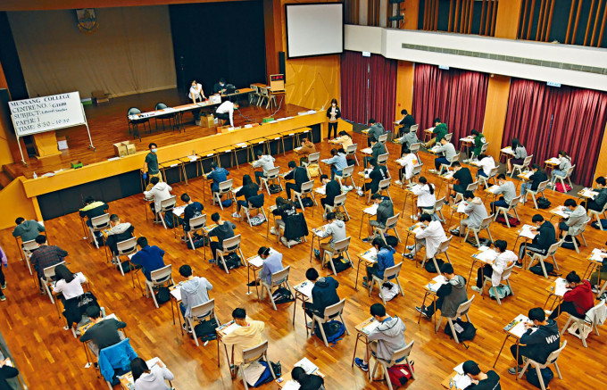考評局宣布，精簡 2022年香港中學文憑考試（文憑試）12個甲類科目的公開考試評核要求。 資料圖片