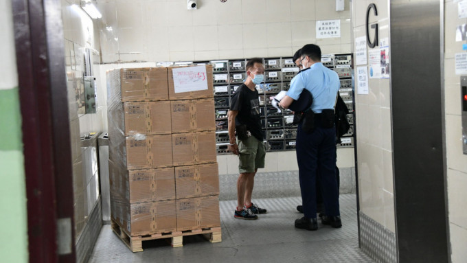 警方事后向运货工人调查案件。资料图片
