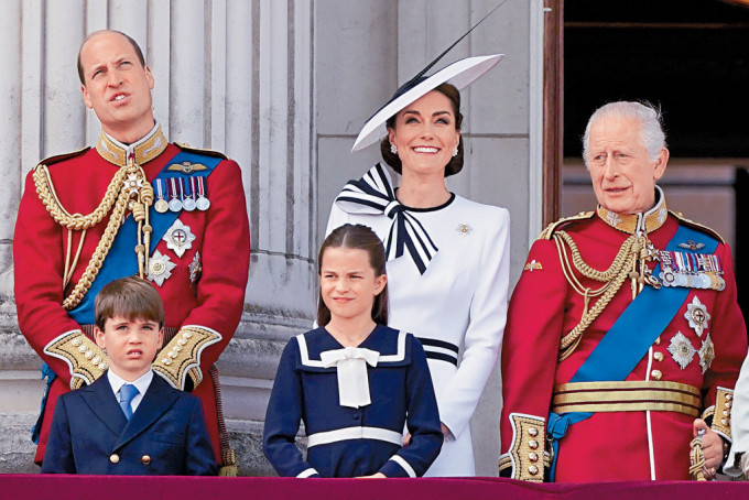 英皇查理斯三世、皇储威廉王子、储妃凯特等皇室成员，昨日在白金汉宫露台观看军事飞行表演。