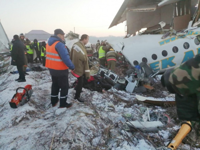 哈薩克一架載有100人客機起飛後墜毀。網上圖片